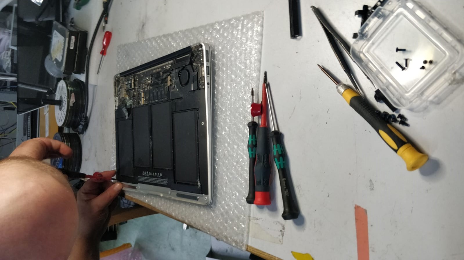 MacBook Air (13-inch, Mid 2013) A1466 Logic Board Repair MacBook Air (13-inch, Mid 2013) A1466 Logic Board Repair