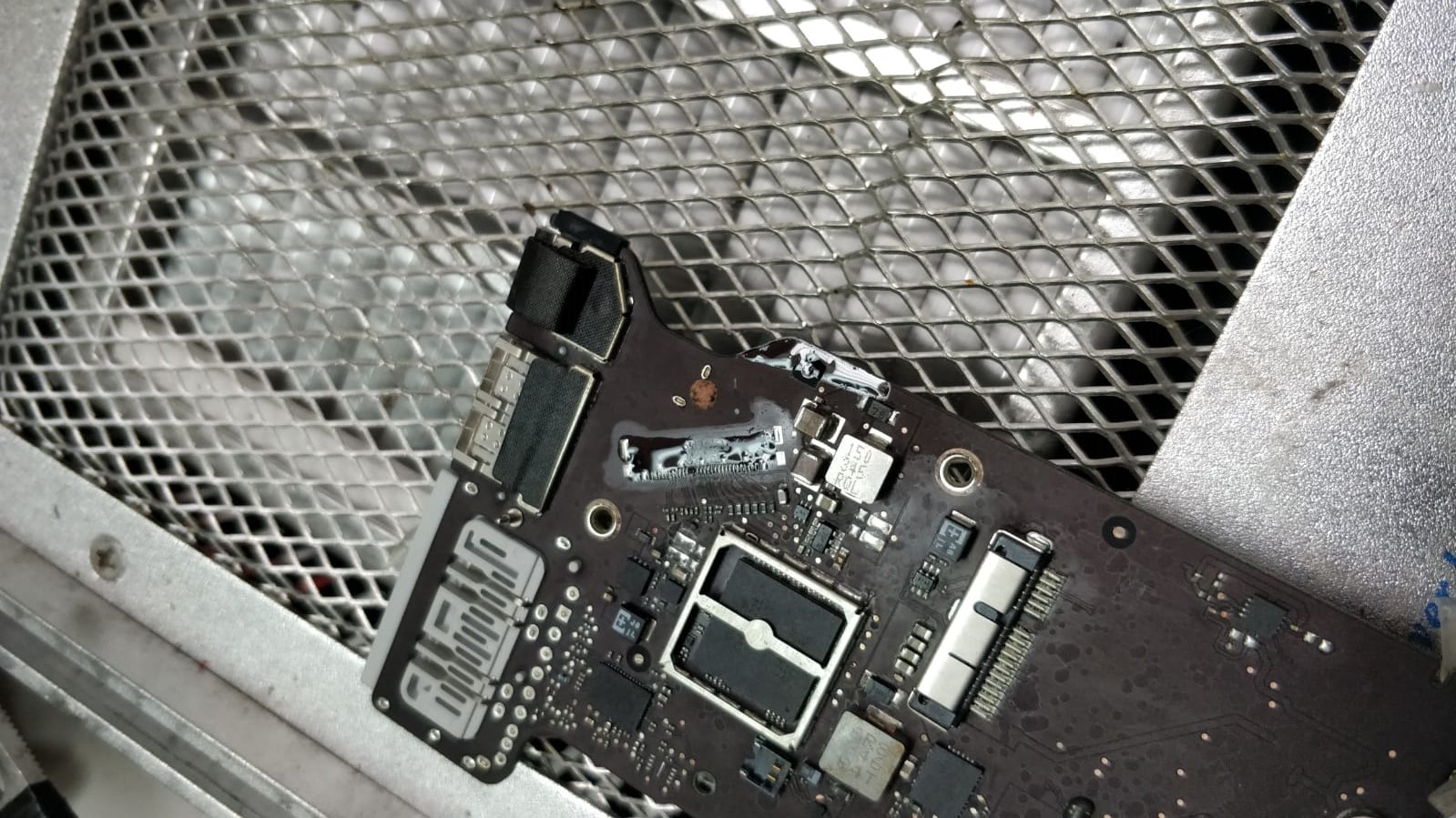 London MacBook Air (13-inch, Mid 2013) A1466 Logic Board Repair